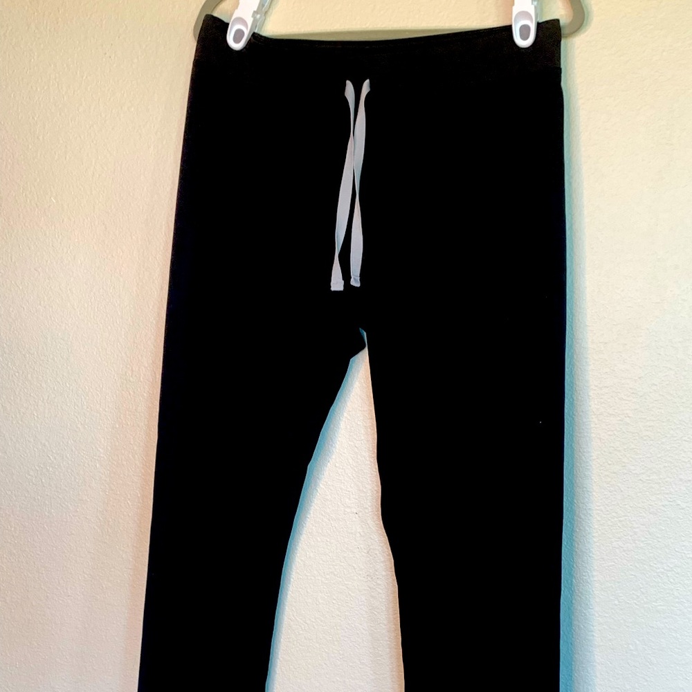 FIGS black medium scrub set.